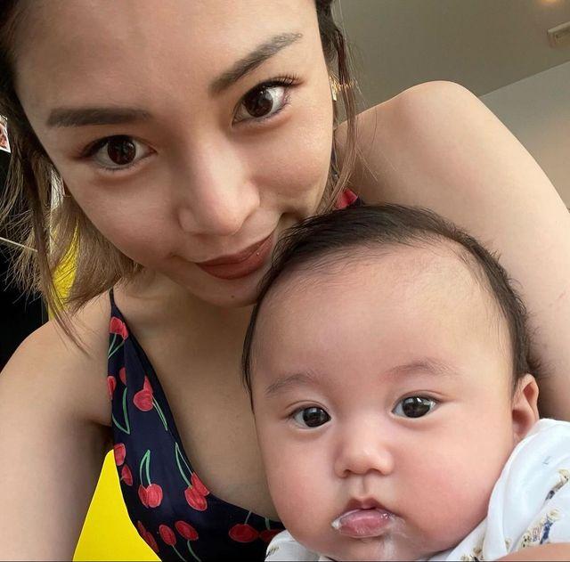 島袋聖南不時在IG抱住囝囝分享幸福生活。