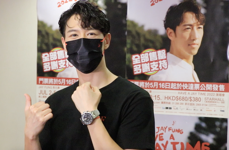 馮允謙收張敬軒送上名錶,他表示會好好收藏︱以免弄壞。