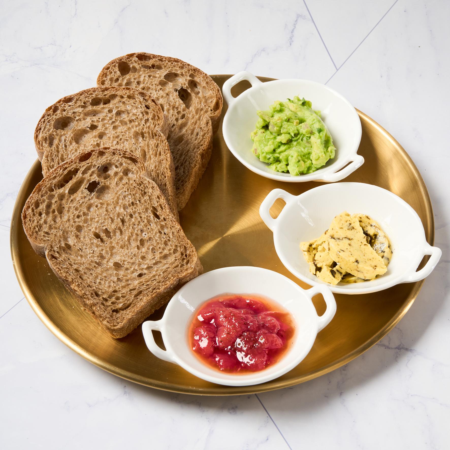 酸種麵包配自家製牛油果醬、欖菜牛油及本地手工品牌的果醬。$58