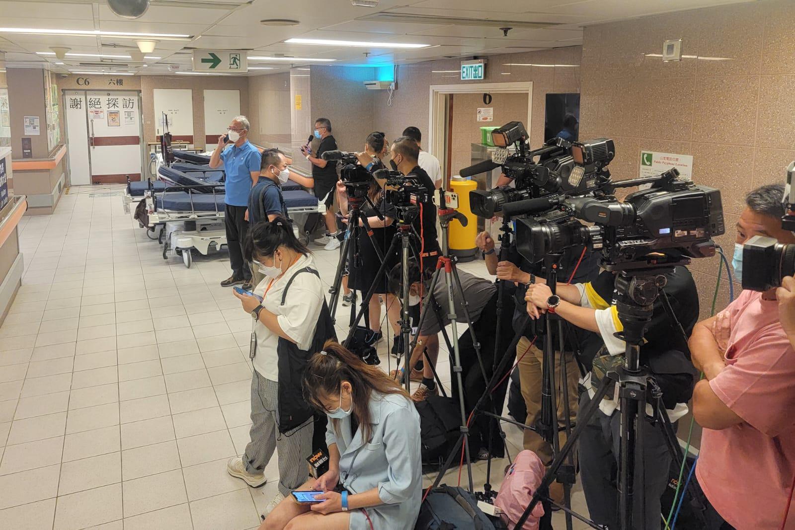 阿Mo父母已於今日清晨抵港,將往探望兒子,大批傳媒在醫院守候。