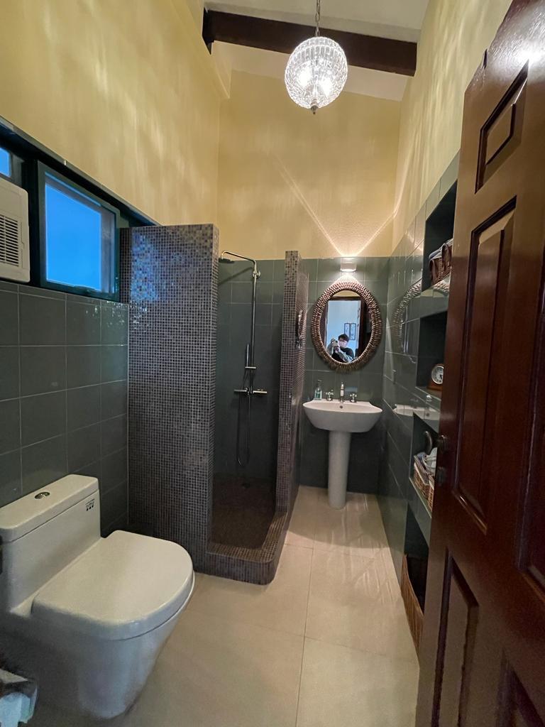 位於一樓的浴室,企缸以馬賽克瓷磚鋪砌,精緻耐看。