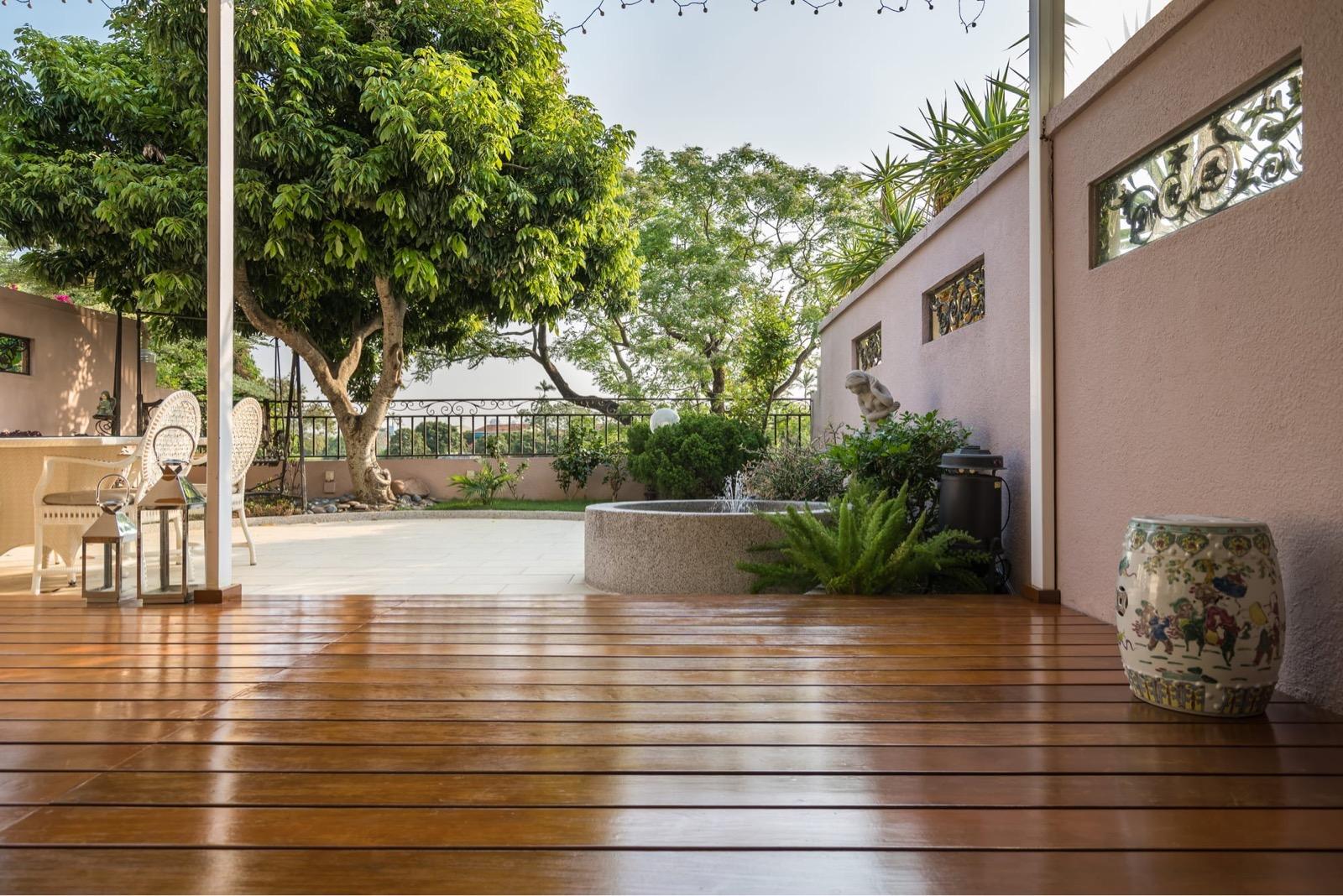 後花園面積闊大,一半鋪有木地板,部分則鋪設地磚及設有小水池,裝潢佈置恬靜優雅。