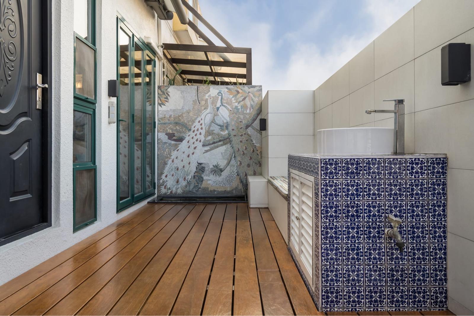 洋房前庭即大門位置,設有古雅的璧畫及以圖騰瓷磚砌成的洗手盆,盡顯典雅氣息。