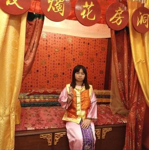 38歲薛影儀出名是黃花閨女,分享「洞房花燭夜」的照片即群情洶湧。