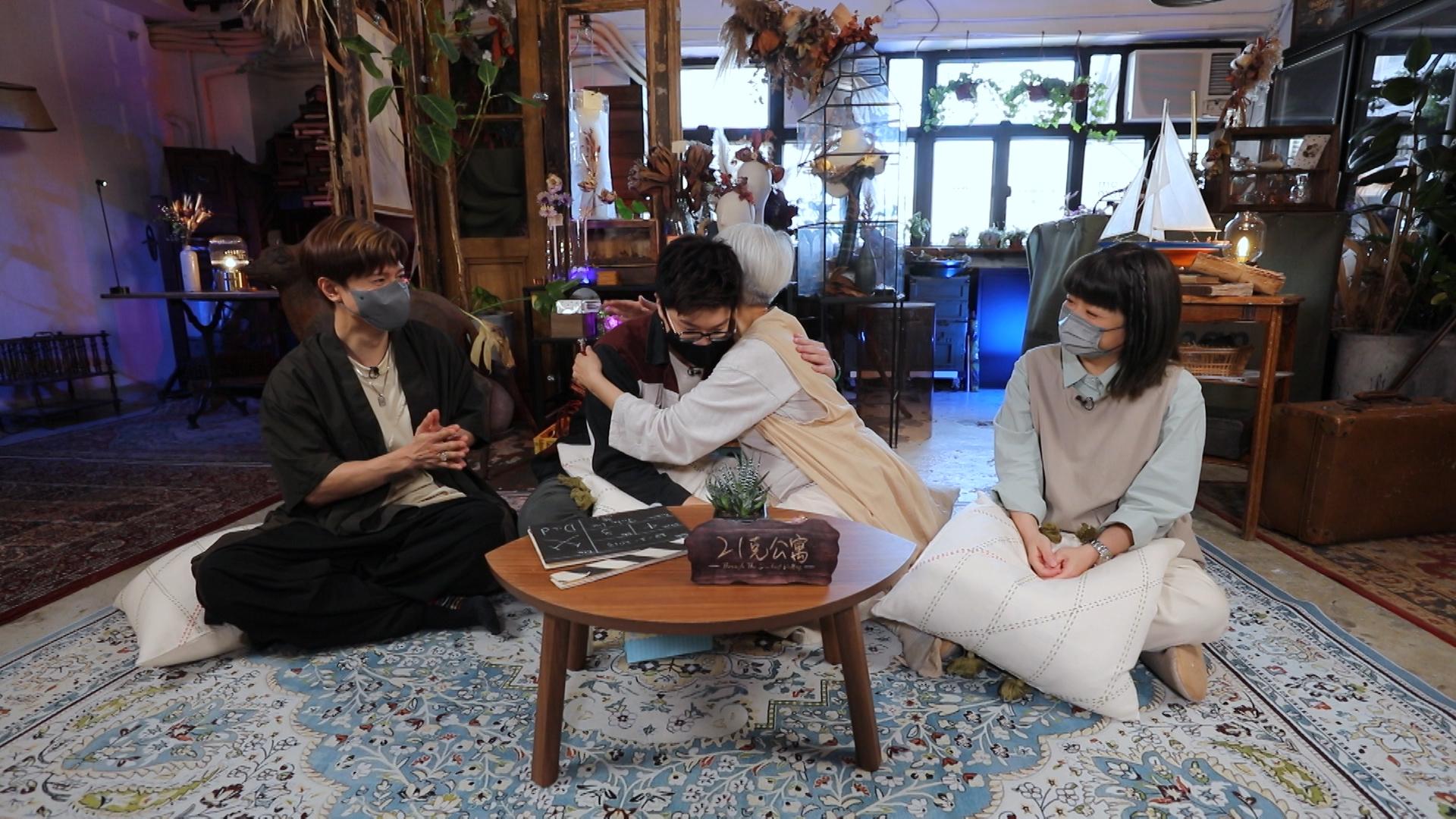 陳敏兒稱讚兒子孝順溫柔感幸福,兩母子緊緊相擁。