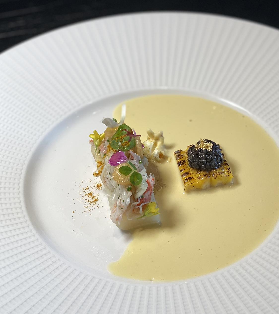 頭盤日本甜粟米凍湯配上白露筍蟹肉及魚子,這道頭盤的食材配搭在北海道的西餐很常見,清水主廚的咖喱粉就是其中的亮點魔法。