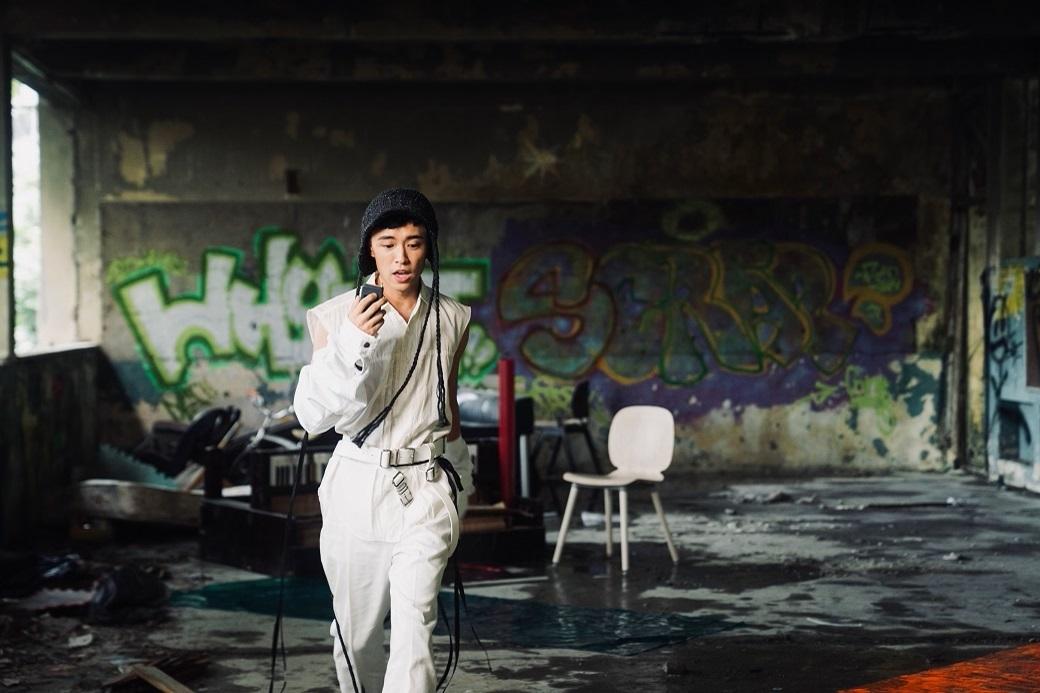 Zeno在新歌MV中,活像一個好奇的小孩。