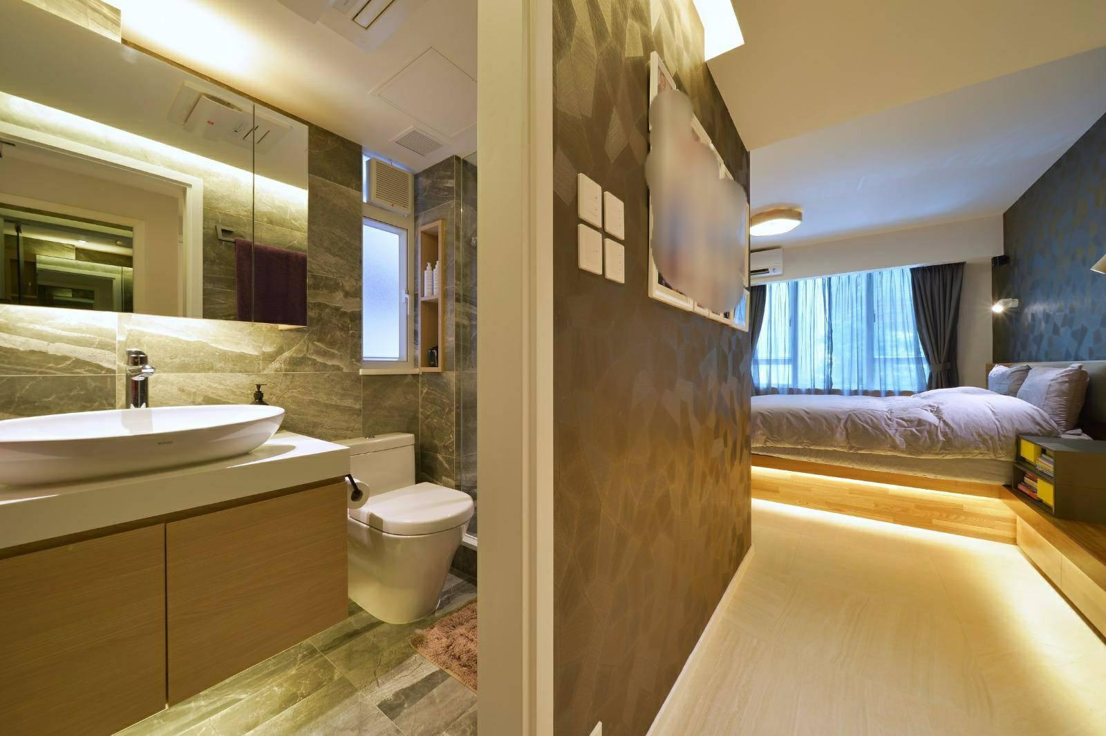 闊落的主人套房以木色為主調,配以不同天花燈、床下燈等,利用色溫亮度塑造專屬燈光,提升空間品味。