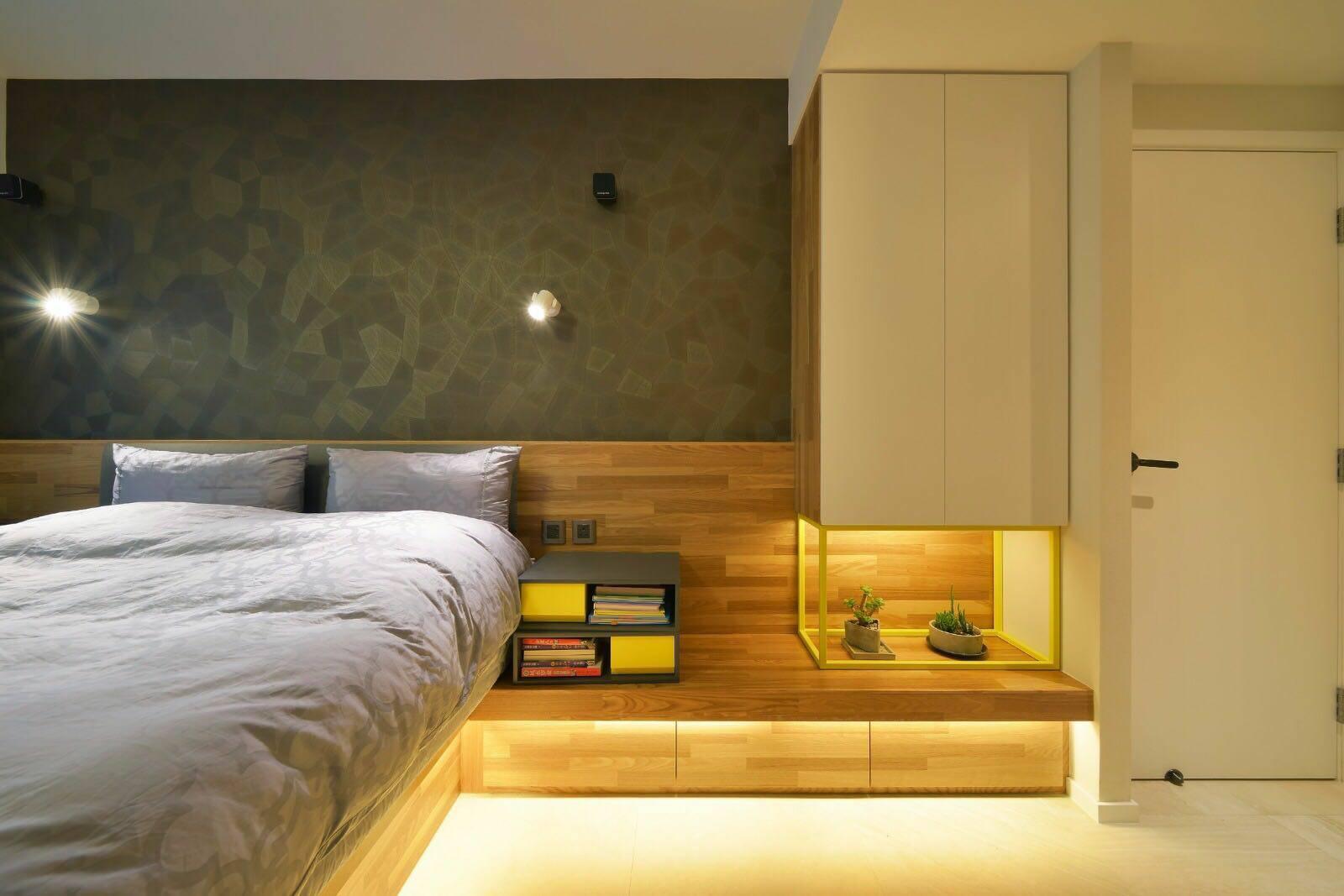 主人套房設有一列木製儲物櫃,收納空間足。