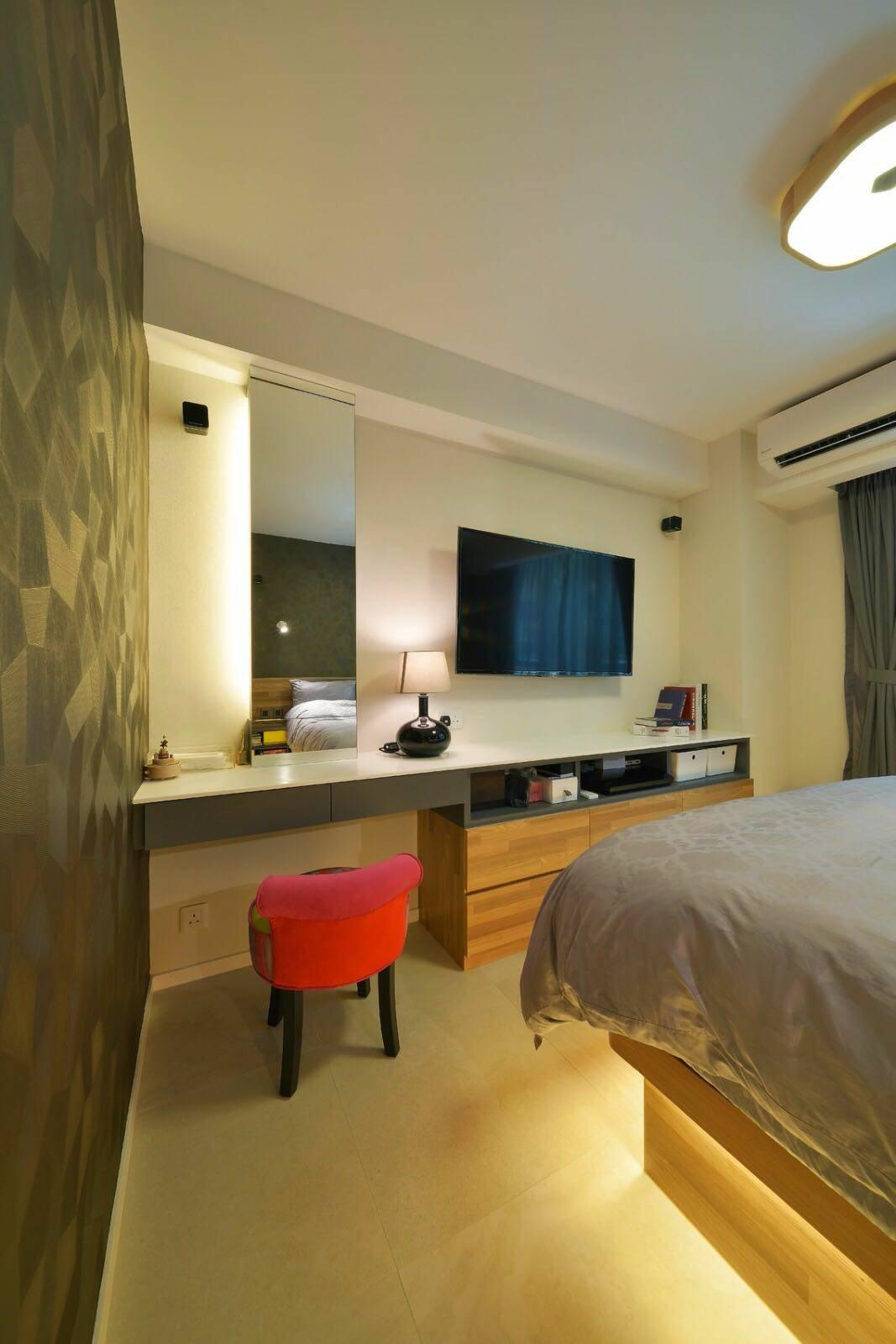 主人套房內的梳妝枱及櫃,設計簡約實用。