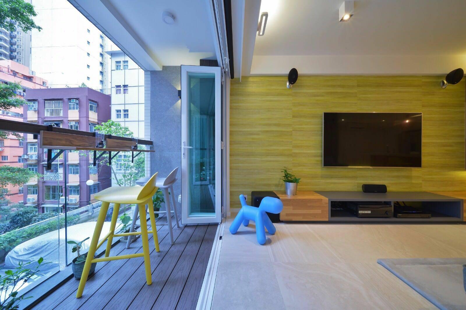 鋪有木板的露台,裝修設計精緻,配上玻璃趟門,讓大量光線灑進室內,感覺愜意舒服。