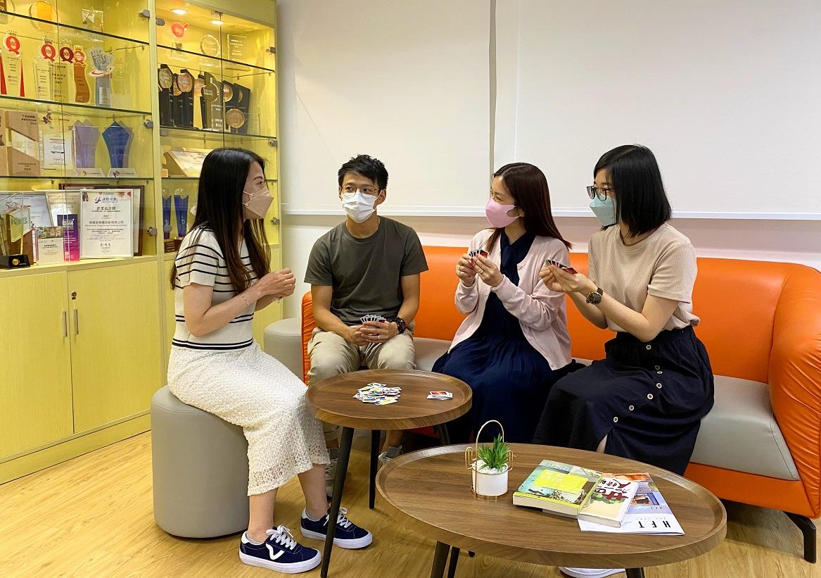 辦公室員工逢星期五會繼續享有「輕鬆星期五」,即是可以提早一小時下班