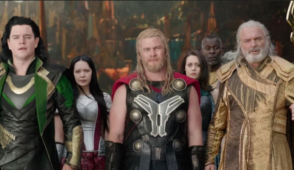 麥迪文、Luke Hemsworth和森尼爾以戲中劇形式,爆笑重演雷神的傷痛經歷。