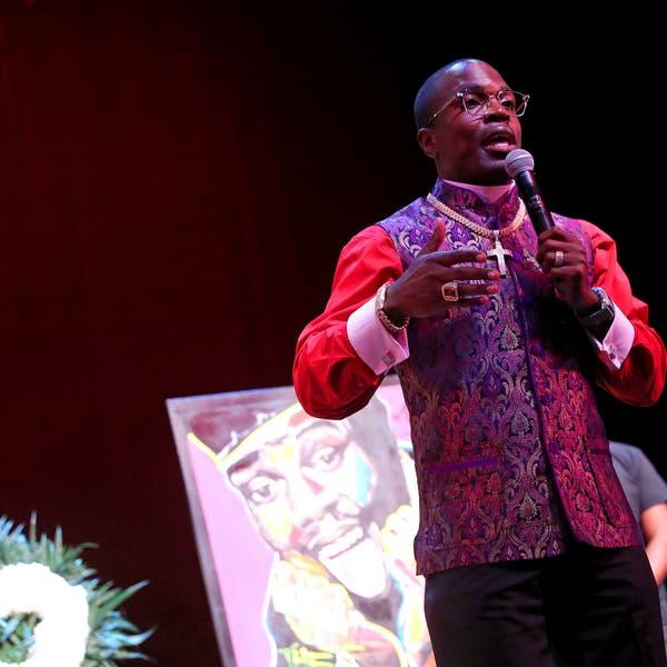 穿金戴銀牧師直播佈道途中,被3匪劫逾百萬美元珠寶。(Twitter)