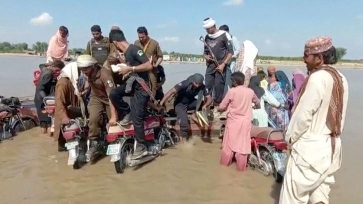 船上乘客大多是婦女和小孩,這些人全都同一氏族。(Twitter)