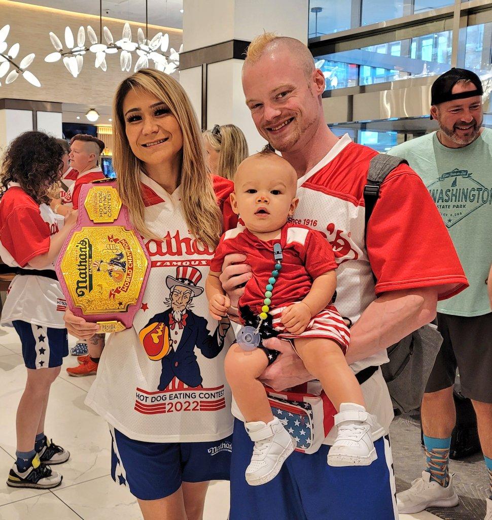 Miki Sudo今年回歸比賽。她在10分鐘內吃下40隻熱狗再次奪冠。(Twitter)