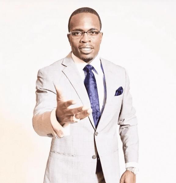 穿金戴銀牧師直播佈道途中,被3匪劫逾百萬美元珠寶。(Twitter)