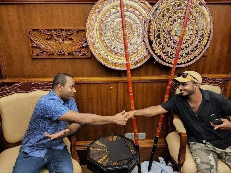 示威者佔領總統辦公室、官邸以及總理官邸。(Twitter)