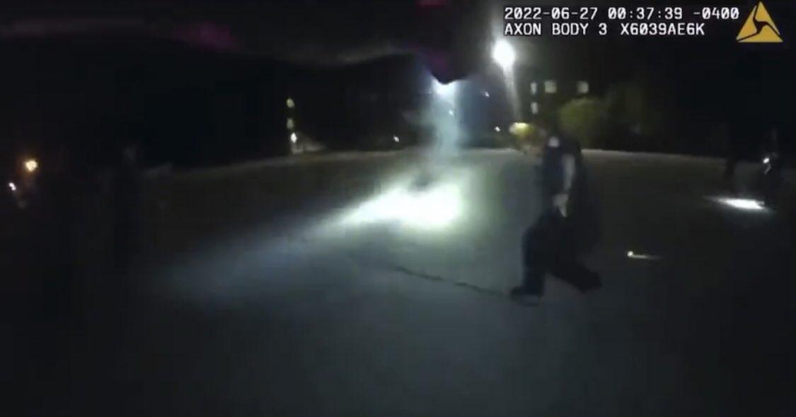 8名警員從後追捕,其後一起開槍。(Twitter)