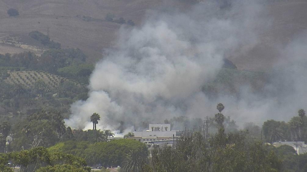 英國鐵路網公司表示,由於鐵路之間的枕木十分乾燥,因此可能一點火花就起火燃燒。(Twitter)