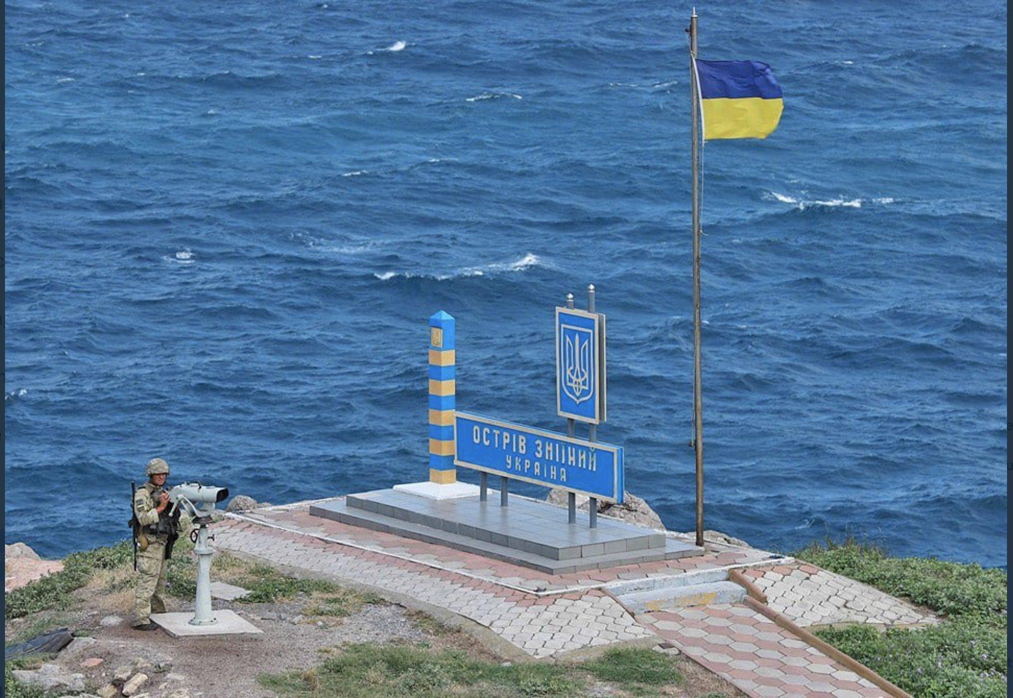 蛇島剛升起烏克蘭國旗,再遭2導彈襲擊。(Twitter)