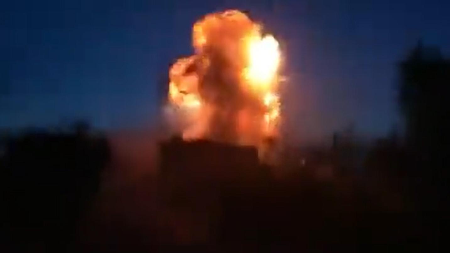 網上片段顯示,火戰擊中建築物後發出巨大爆炸聲,現場出現巨大火球直湧半空,將夜空照亮。(Twitter)