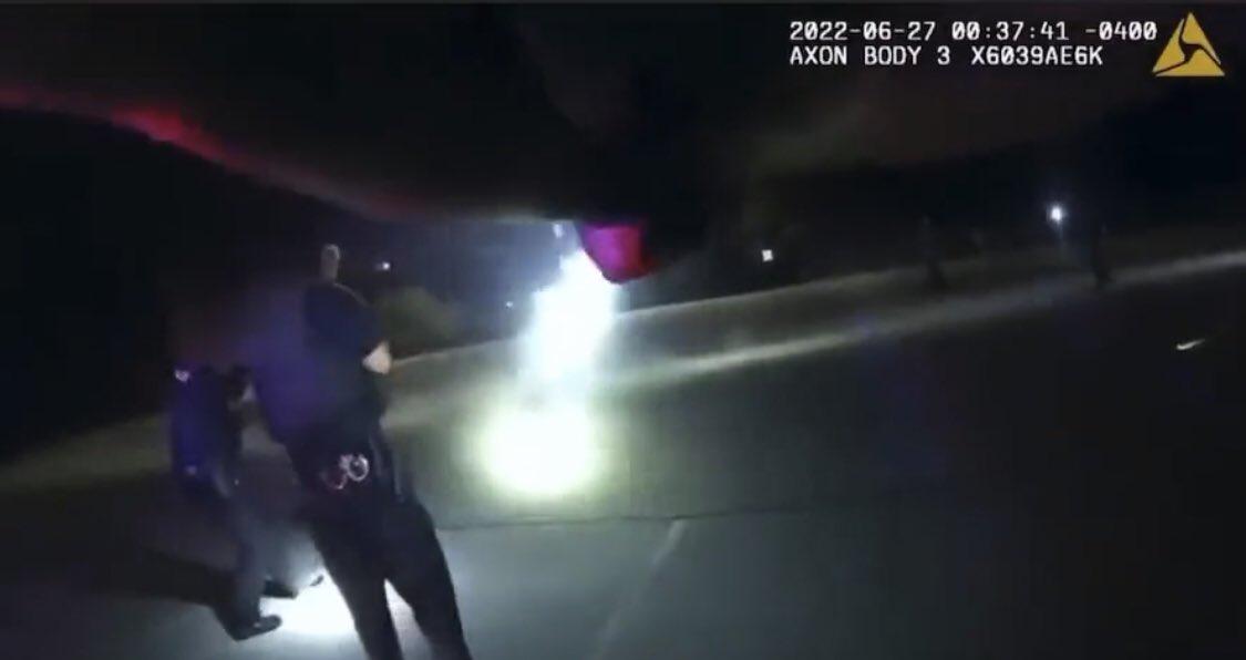 8名警員從後追捕,其後一起開槍。(Twitter)