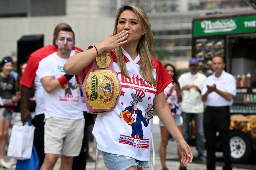 Miki Sudo今年回歸比賽。她在10分鐘內吃下40隻熱狗再次奪冠。(Twitter)