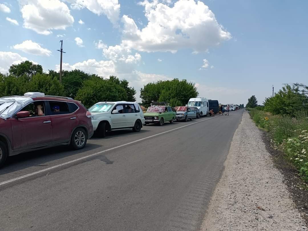 赫爾松有近百車輛排隊等候離開當區。(Twitter)