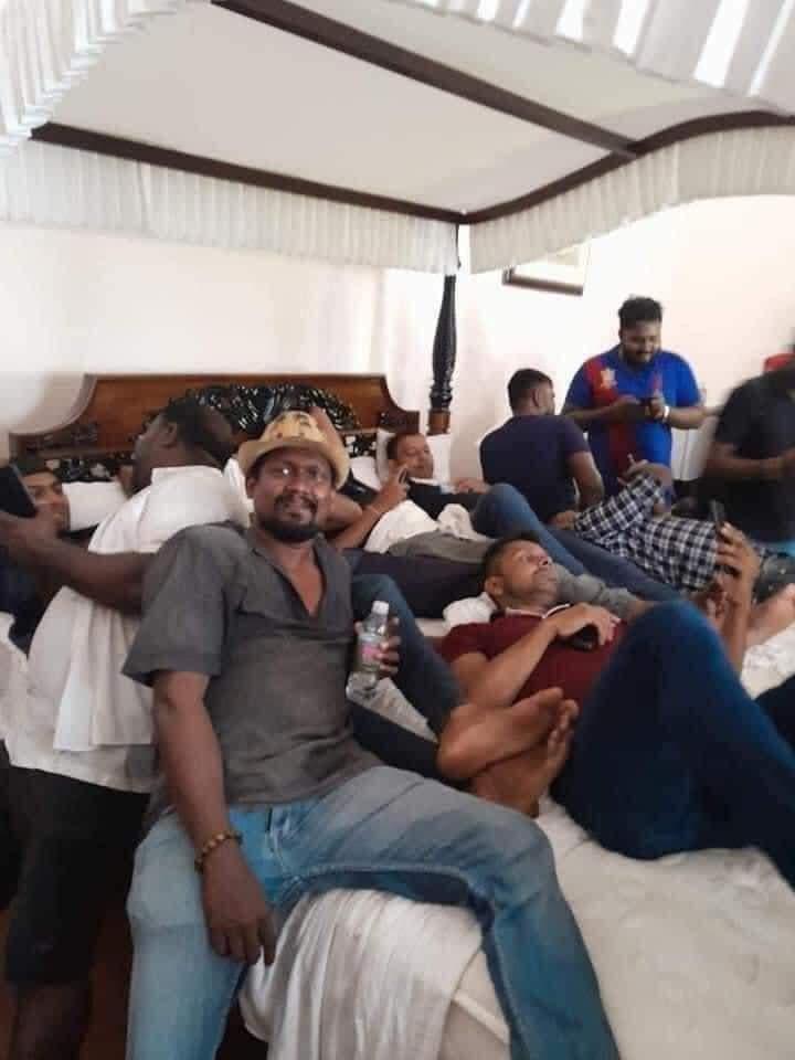 示威者佔領總統辦公室、官邸以及總理官邸。(Twitter)