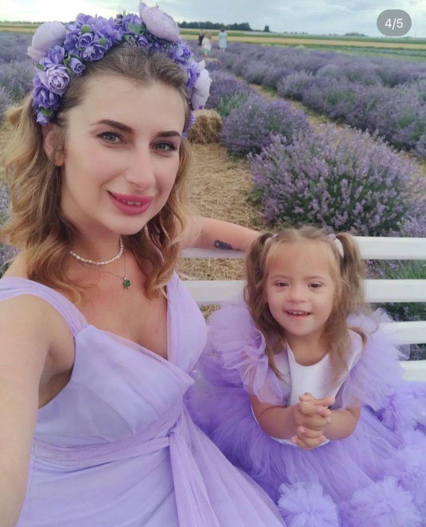 母親剛發布出外片段,女兒被炸死當場。(Twitter)