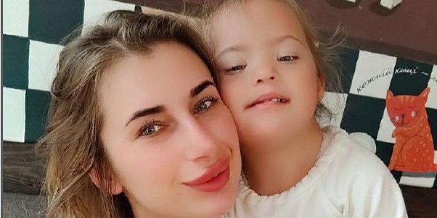 母親剛發布出外片段,女兒被炸死當場。(Twitter)