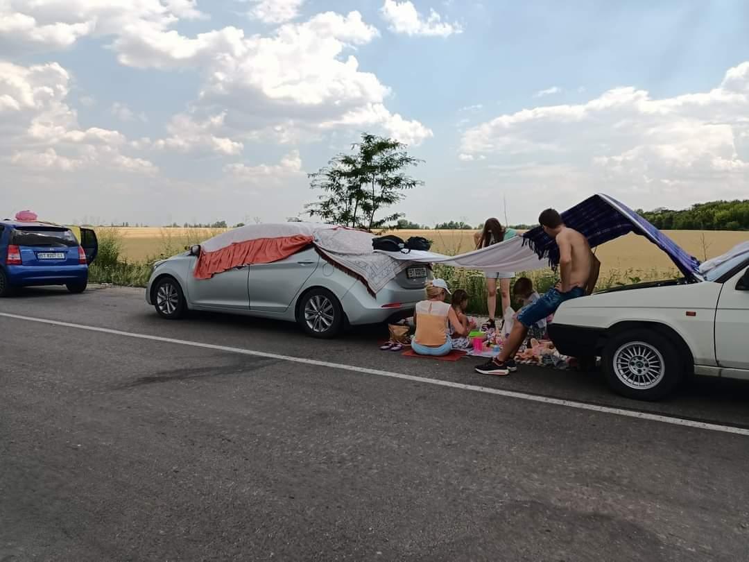 赫爾松有近百車輛排隊等候離開當區。(Twitter)