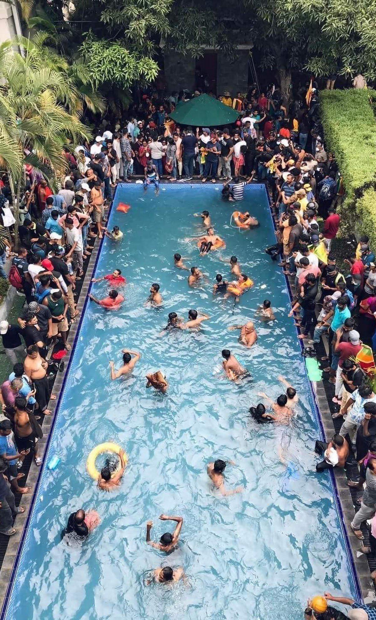 示威者佔領總統辦公室、官邸以及總理官邸。(Twitter)