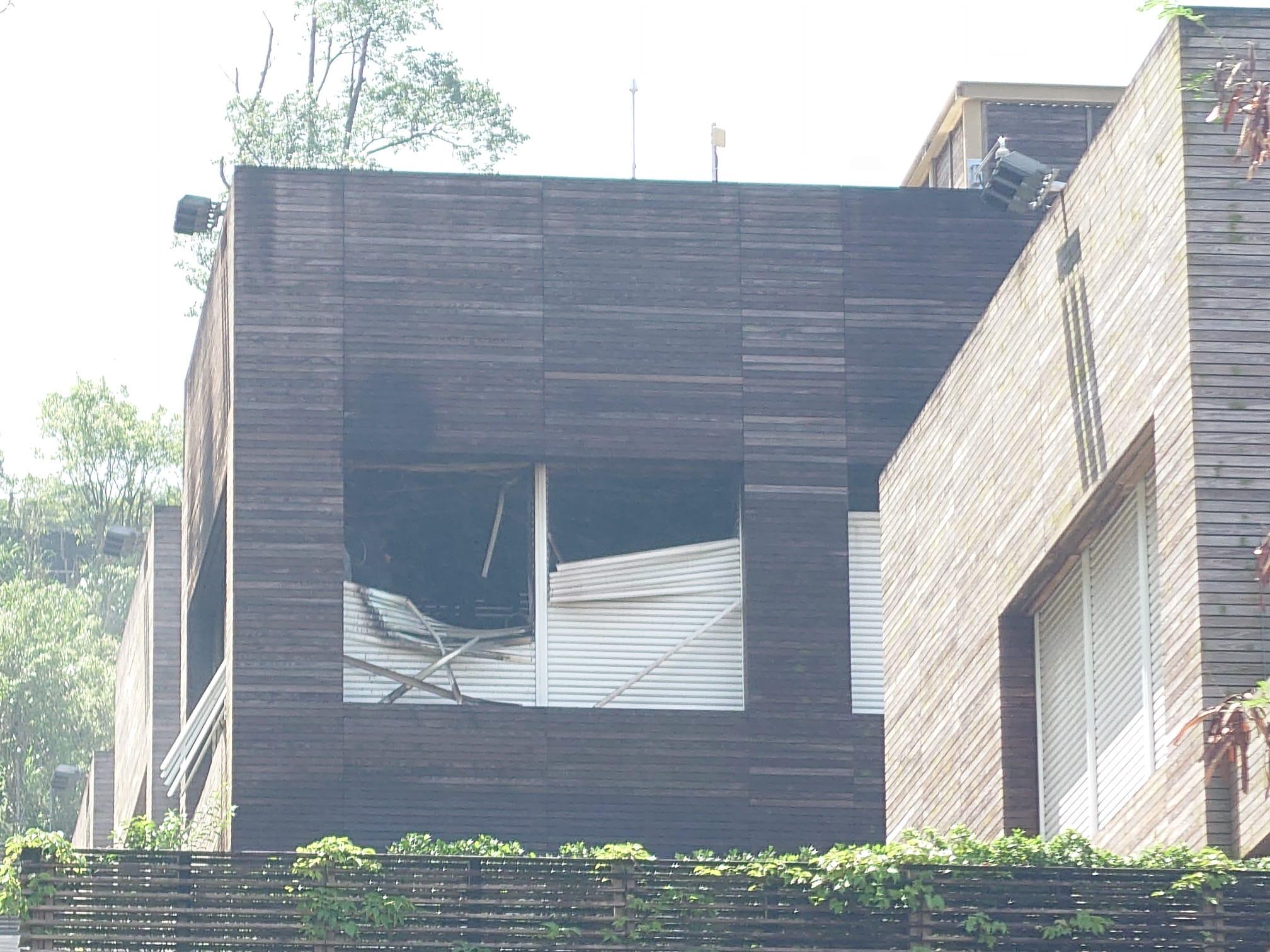 火勢到清晨5時02分受到控制,至早上8時40分大致被救熄。