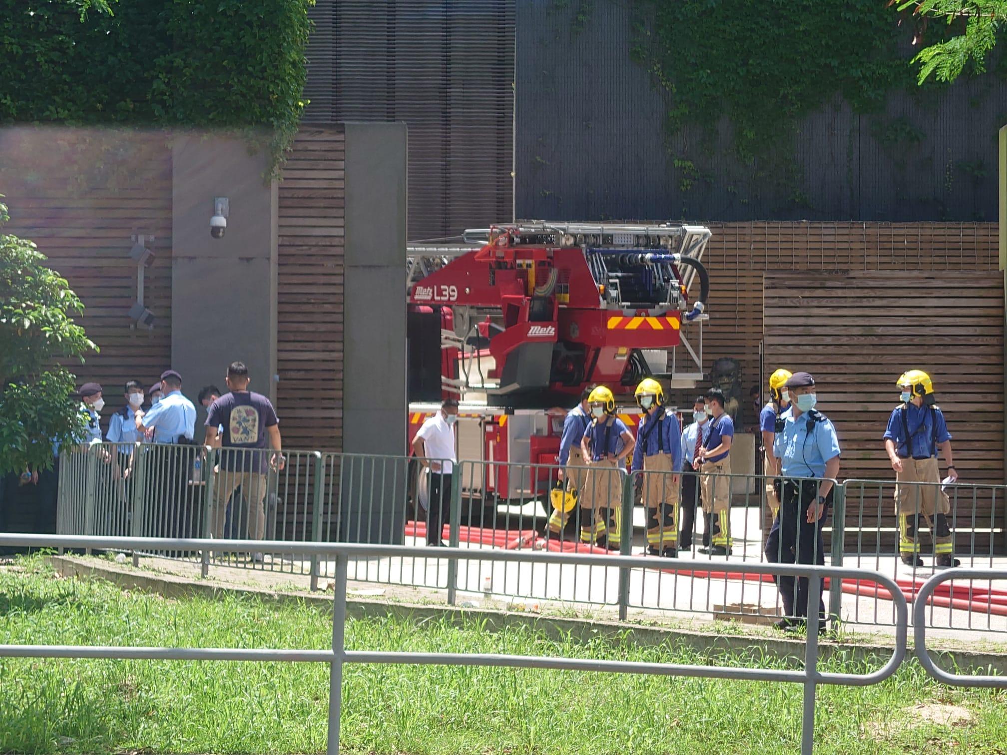 消防動用4條喉及4隊煙帽隊灌救,並架起雲梯射水。