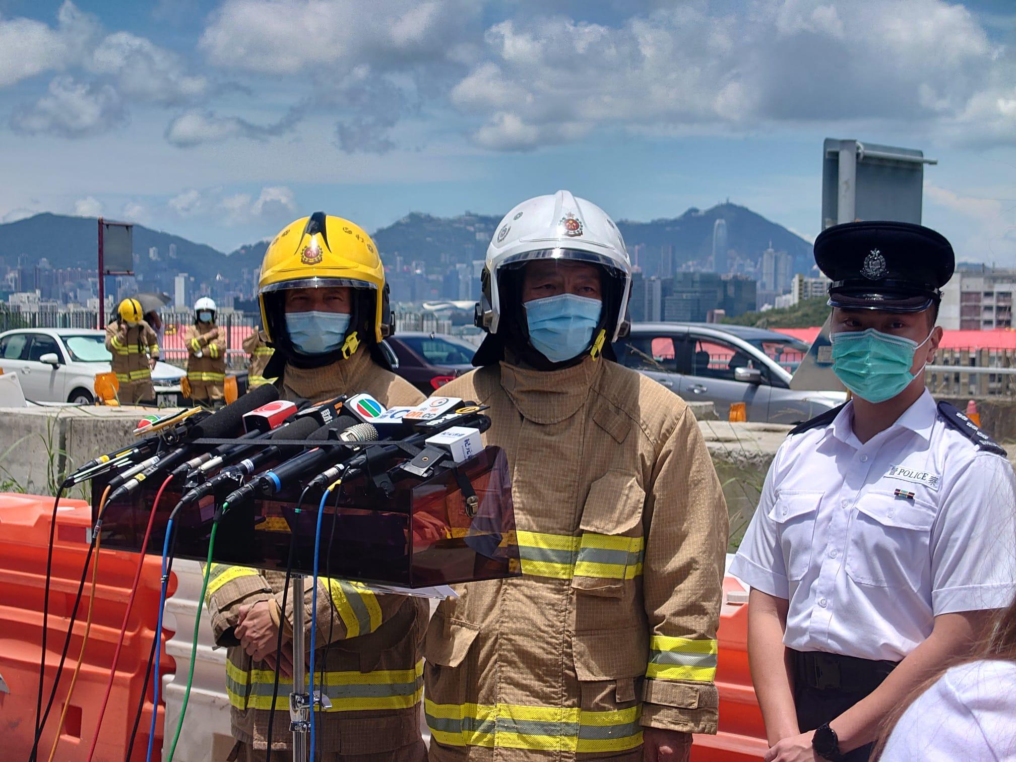 消防動用4條喉及4隊煙帽隊灌救,並架起雲梯射水。