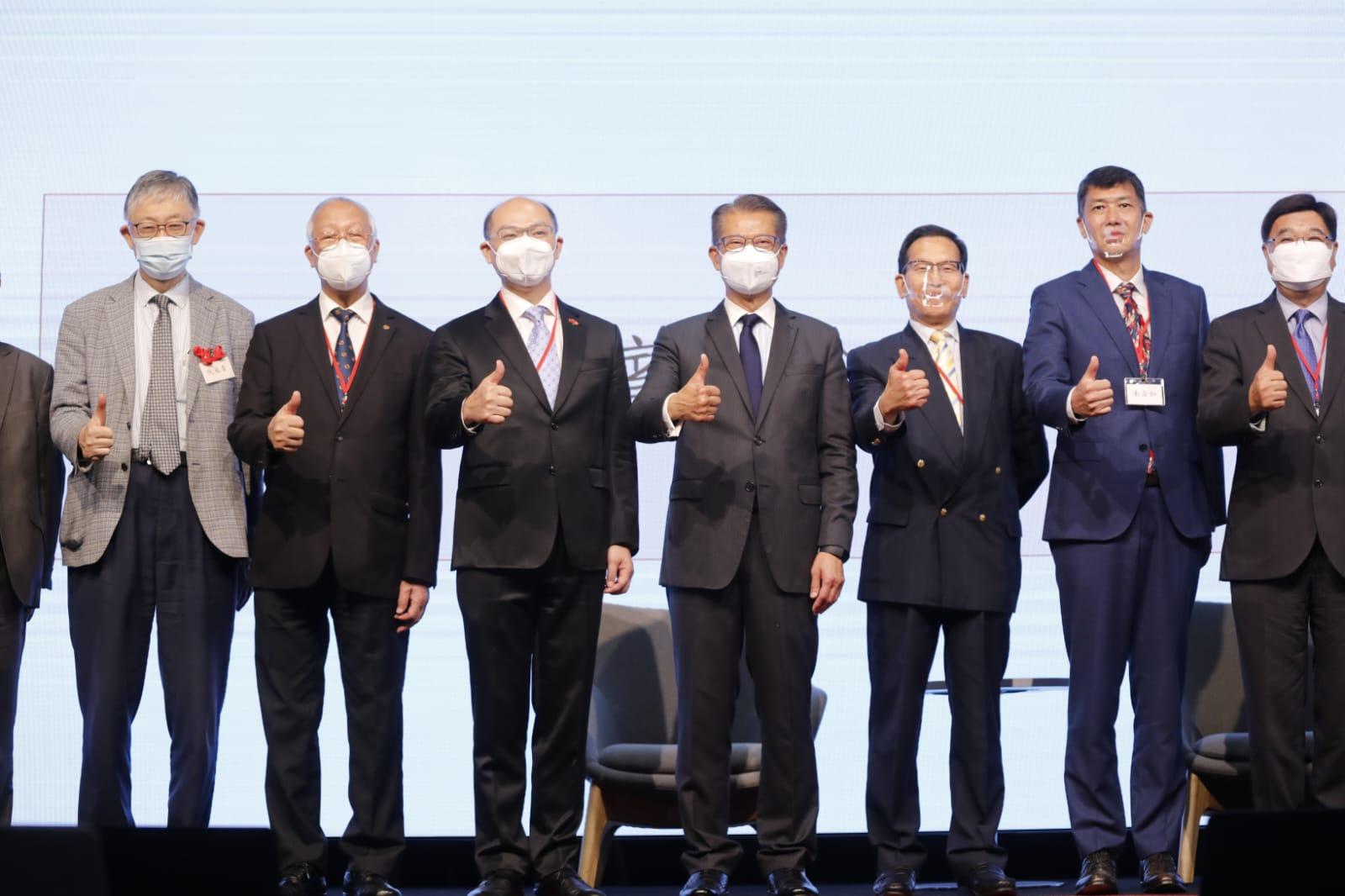 財政司司長陳茂波到場主禮,中原地產創辦人施永青亦有出席。(林俊源攝)