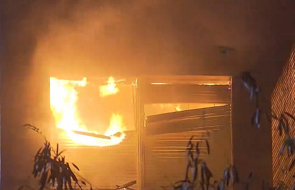 林青霞豪宅三級火焚燒逾8小時終被救熄,至少18人自行疏散無人受傷。