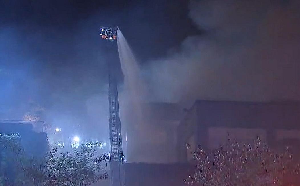 林青霞豪宅三級火焚燒逾8小時終被救熄,至少18人自行疏散無人受傷。