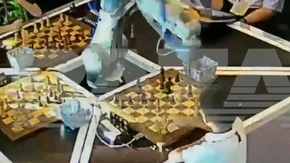 AI機械人與7歲男童Christopher對戰。(Twitter)