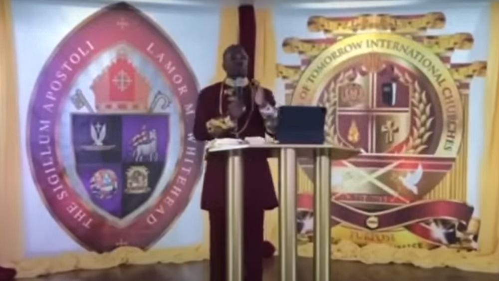 Lamor Whitehead佈道直播期間遇劫。(YouTube)