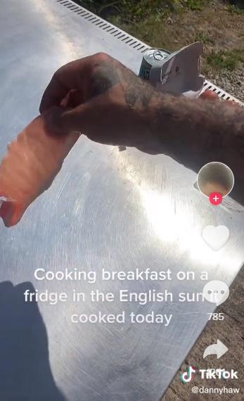 他將在雪櫃上面的金屬面從容地放上兩片煙肉,之後又打了一隻蛋。(TikTok)