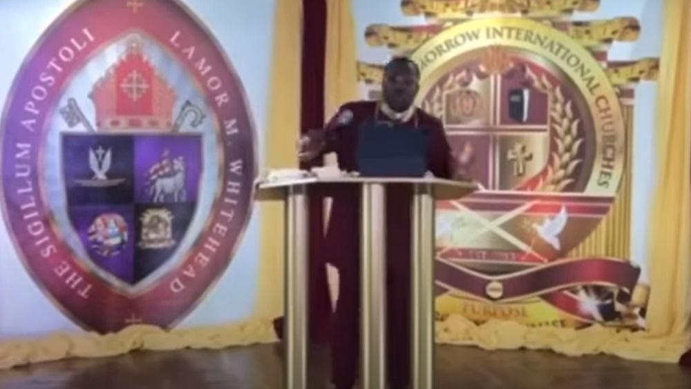 Lamor Whitehead佈道直播期間遇劫。(YouTube)