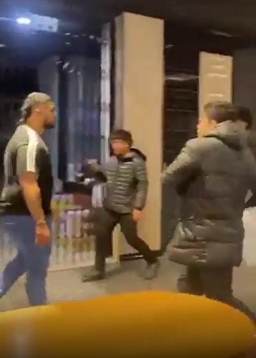 持刀者與友人退後,Lauie一方則步步進逼。(網上片段截圖)