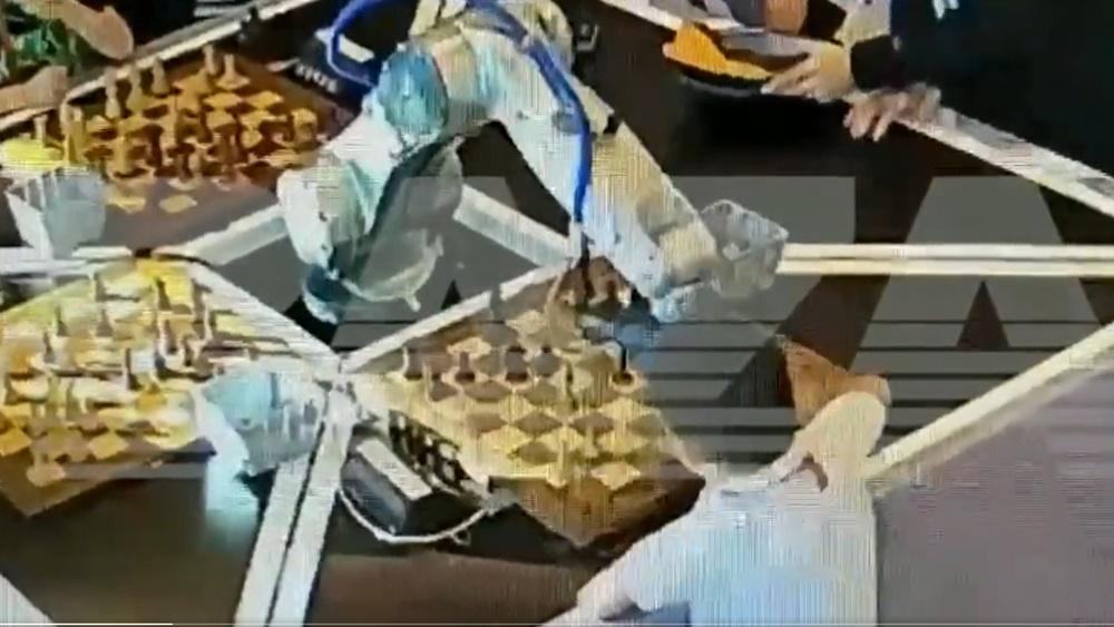 機械手臂突然緊緊壓住男童的手指。(Twitter)