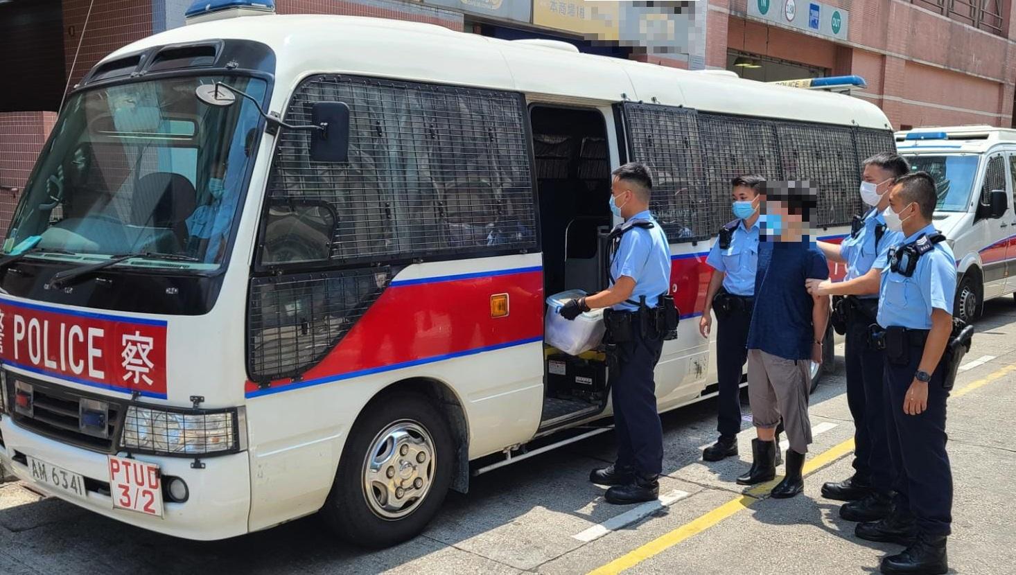 警方押解被捕人士。(警方圖片)