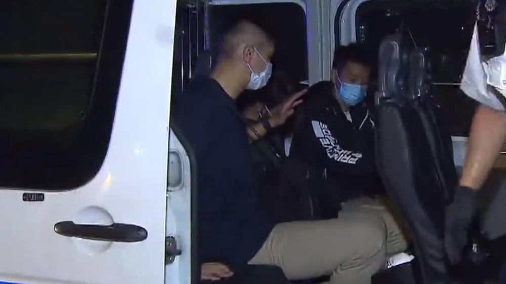 涉案2名男子正被扣查。(電視截圖)