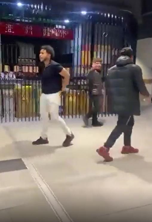 持刀者與友人退後,Lauie一方則步步進逼。(網上片段截圖)