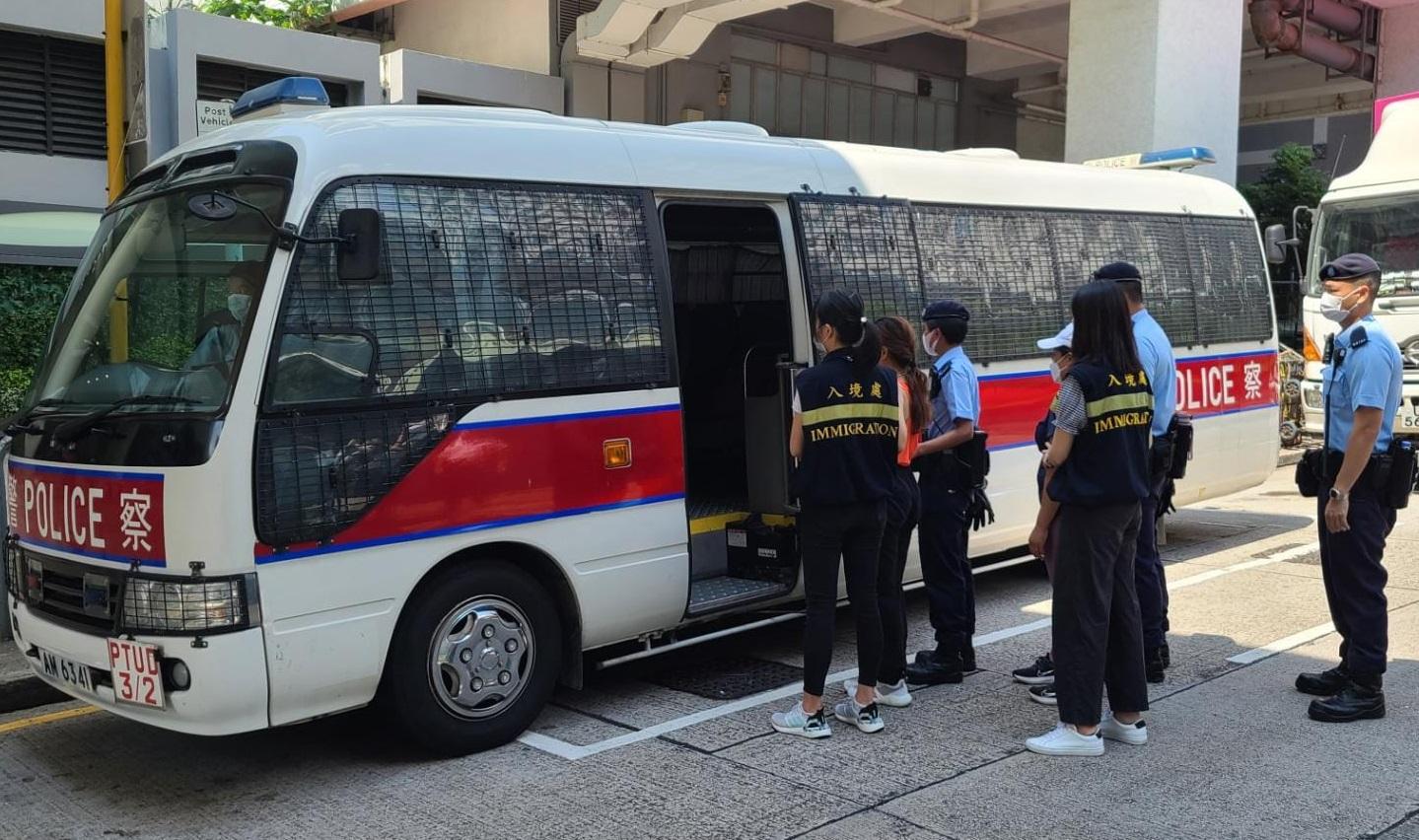 警方押解被捕人士。(警方圖片)